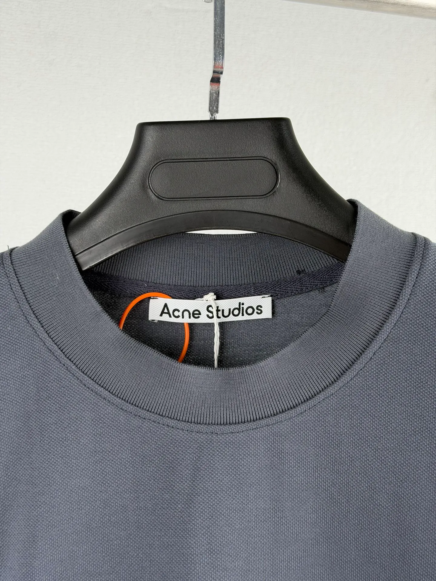 ACNE Studios embroidered logo long-sleeved T-shirt. Customized matte luxury piqué cotton. The texture is dense, soft and skin-friendly. The misty night black is the keynote. The delicate texture is smudged with luxurious soft light. The iconic embroidered logo is engraved on the chest. The same logo on the hem is exquisitely echoed. The minimalist silhouette hides high-level recognition. It has both eye-catching tension and noble texture. It perfectly interprets the Scandinavian minimalist style. Unlock the code of street luxury trends. Process 1: Use imported machine embroidery technology. Use advanced computer control systems and precision mechanical components to realize Acne Studios logo work. High precision. Smooth and delicate lines. Process 2: The fabrics have been fermented and washed. The texture is better. Not easy to deform. Not easy to shrink. Not easy to fade. Maintain long-term beauty. Accessories: Customized 1:1 Acne trademark. Version: loose version. Size: S M L XL.